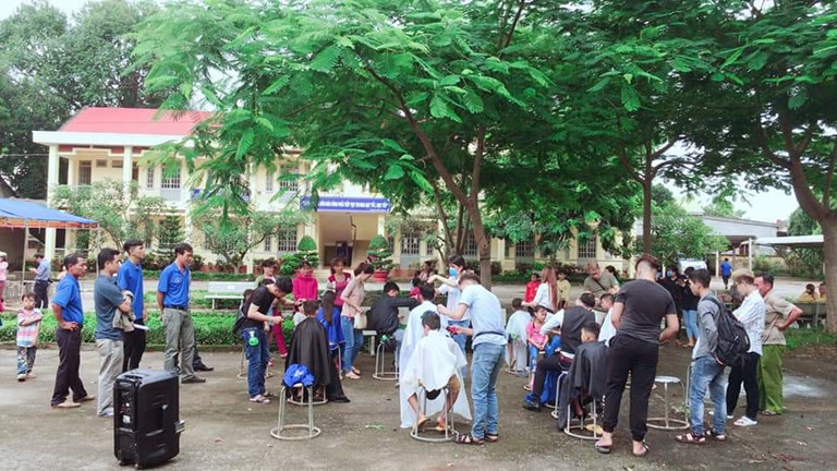 Các thành viên trong Nhóm cắt tóc tình nguyện Cây kéo tình nguyện Gi-Hu hớt tóc miễn phí cho trẻ em nghèo tỉnh Bình Phước /// Minh Trí