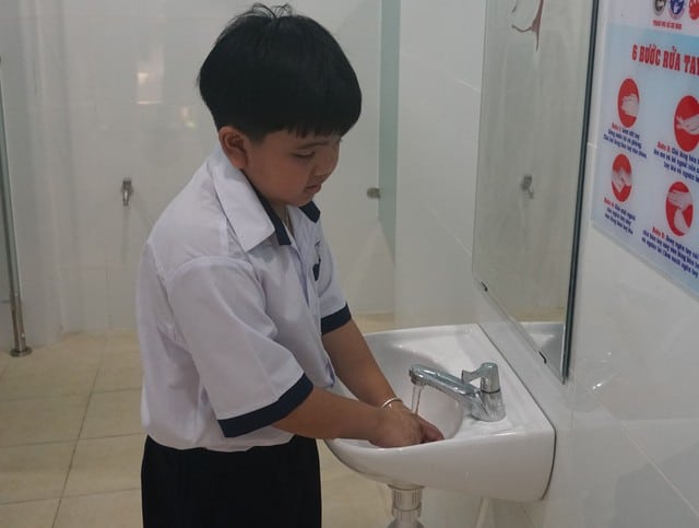 Tặng công trình nhà vệ sinh cho trường học ở huyện ngoại thành - Ảnh 2.