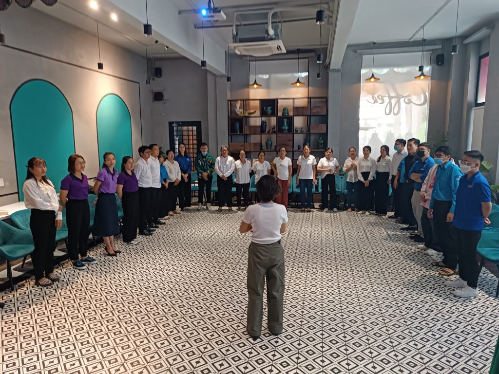 Báo cáo viên Tuyết Anh khởi động tiết học cho các bạn học viên